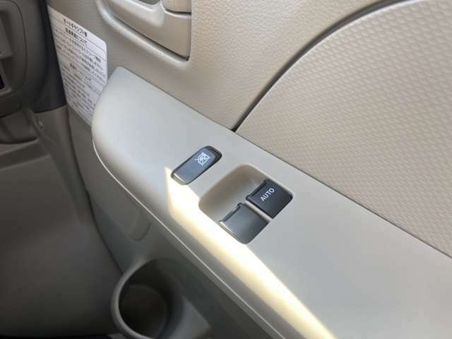 フロント左右ドアガラス開閉のみP/Wが使えます.残念ながら、後席のガラス開閉は手動になります.