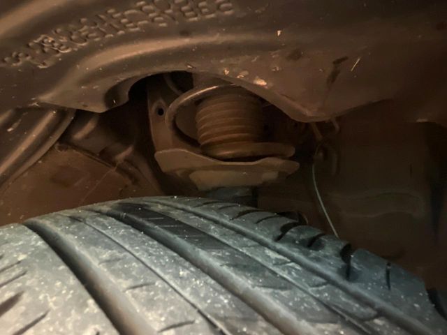 お車を安心してお乗りいただく為には、足回りの定期点検が欠かせません。サービスサポート（有償保証）では無料点検もご提供しており、安心のカーライフをお過ごしいただけるサポート体制が整っています。