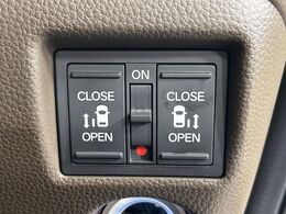 【両側パワースライドドア】スマートキーや運転席のスイッチで後席両側スライドドアの開閉が可能♪電動だから力を入れてドアを開ける必要が無く、小さなお子様でも簡単に開け閉めでき快適です♪
