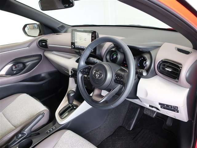 運転席は見晴らしが良く、運転しやすいレイアウトになっています。