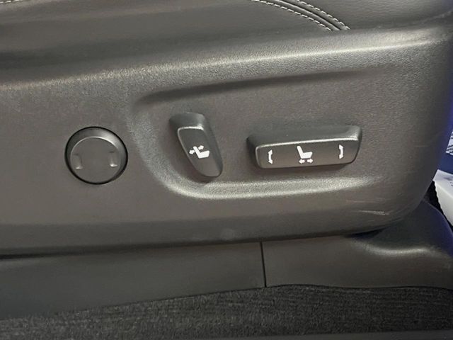 【パワーシート】スイッチ一つで簡単にシートの微調整が可能！電動だから力もいりません！快適なシートポジションにセットして、快適なドライブをお楽しみください。