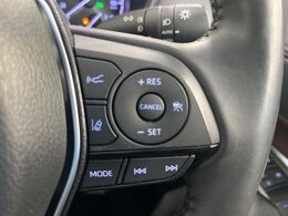 【レーダークルーズコントロール】高速道路での長距離走行が楽に！！自動で速度を保つクルーズコントロールが、衝突軽減システムと連携し、前方の車両を感知して車間を保つように速度調節してくれます！！
