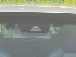 【プリクラッシュセーフティ】前方の車両等を検知し、衝突しそうな時は警報で注意を促し、ブレーキを踏む力をサポート。ブレーキを踏めなかった場合は衝突被害軽減ブレーキが作動、衝突回避をサポートします。
