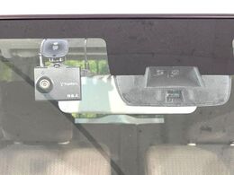 【エマージェンシーブレーキ】走行中に前方の車両等を認識し、衝突しそうな時は警報とブレーキで衝突回避と被害軽減をアシスト。より安全にドライブをお楽しみいただけます。