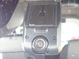 ◆【ドライブレコーダー】映像・音声などを記録する自動車用の装置です。もしもの事故の際の記録はもちろん、旅行の際の思い出としてドライブの映像を楽しむことができます。