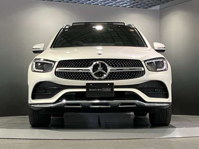 フロントグリル中央に大きく輝くスリーポインテッドスター。メルセデスベンツならではのステータスを強く感じる事ができます