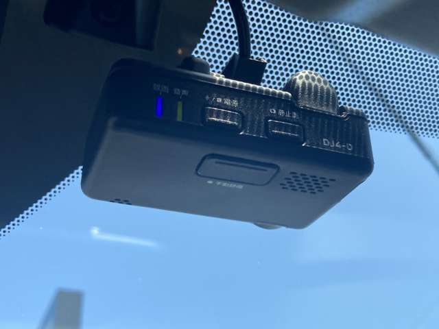 ■ドライブレコーダー■場所を取らないオールインタイプ。フルハイビジョン録画機能により、高精細な映像を記録できます。記録した映像はパソコンなどで確認できます。