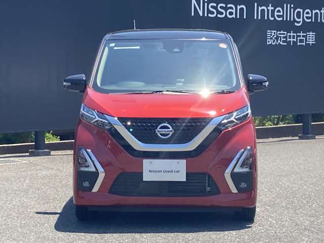 フロントガラスの上部には衝突軽減ブレーキの装置も付いており、より安全に運転を楽しんでいただくことができます。