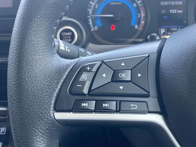 ■ステアリングスイッチ■ハンドル手元でオーディオの操作が簡単に出来ます。運転中でもナビまで手を伸ばさずに操作が出来て安心です。