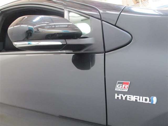 ドアミラーは電動格納機能もあります。駐車する際にこの機能があると大変便利ですね。