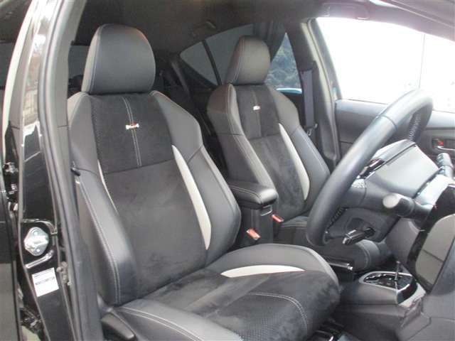 運転席側からの前席ビューです。内装色はブラック系ですので汚れも目立ちにくいです♪