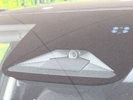 【ホンダセンシング】走行中に前方の車両等を認識し、衝突しそうな時は警報とブレーキで衝突回避と被害軽減をアシスト。より安全にドライブをお楽しみいただけます。