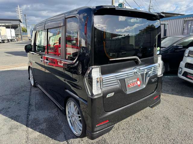 天井ももちろん綺麗です！広々とした空間で快適なドライブを満喫してください♪