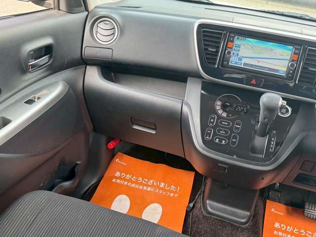室内にも嫌な臭いも無く気持ちよくお乗り頂けます★内装も広々で目立つ汚れも無く綺麗ですよ！外装も綺麗で、お手ごろ価格で展示させて頂いております！！試乗もできますのでお気軽にお問い合わせください！