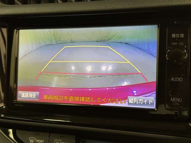 バックモニターも装備しております。バックギアに入れるとナビ画面に車の後方が映し出されます。これで後方確認も安心！