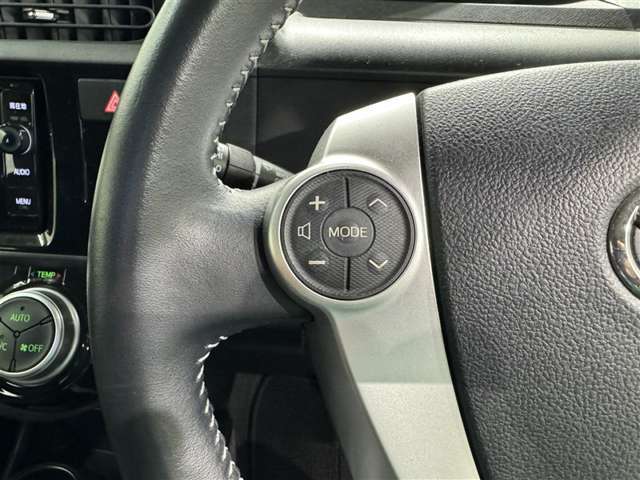ステアリングスイッチ装備！運転しながら手元でオーディオの操作などができます。