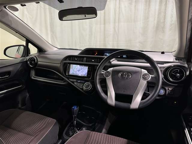 運転の際、常に目にする部分だけにシックで飽きのこないデザインが良いですね。