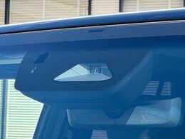 【トヨタセーフティセンス】走行中に前方の車両等を認識し、衝突しそうな時は警報とブレーキで衝突回避と被害軽減をアシスト。より安全にドライブをお楽しみいただけます。