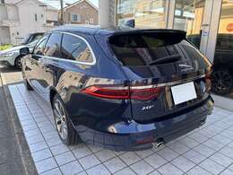 リアのデザインも高級感があり、飽きがこないお車です。