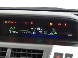 視認性の良いスピードメーターですね。夜も見やすく表示されますので運転が楽しくなります。