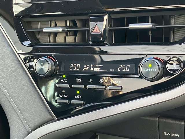 【デュアルオートエアコン】運転席と助手席のエアコン温度を別々で変えられるので助手席に乗る方への配慮ができて便利ですね♪