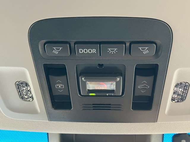【パノラマルーフ】車内の解放感が一気に上がる大型のパノラマルーフ！季節を問わず開放的で快適なドライブをお楽しみいただけます。