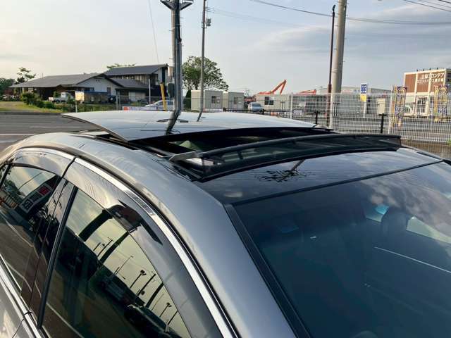 【パノラマルーフ】車内の解放感が一気に上がる大型のパノラマルーフ！季節を問わず開放的で快適なドライブをお楽しみいただけます。