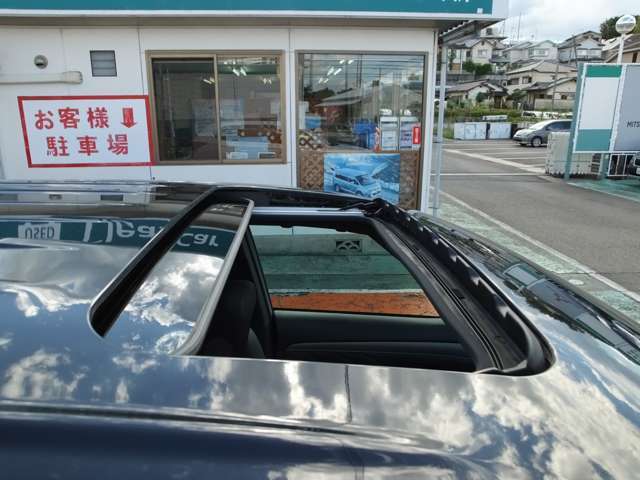 チルト＆スライドの電動ガラスサンルーフが標準装備されてます！しかもセーフティ機構付きなのであんしんです♪