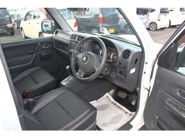自社工場にて、納車点検、整備を行います。オイル、エレメント、ワイパーゴムの消耗品を交換致します。
