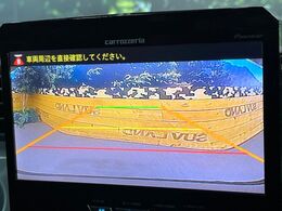 【バックカメラ】駐車時に後方がリアルタイム映像で確認できます。大型商業施設や立体駐車場での駐車時や、夜間のバック時に大活躍！運転スキルに関わらず、今や必須となった装備のひとつです！