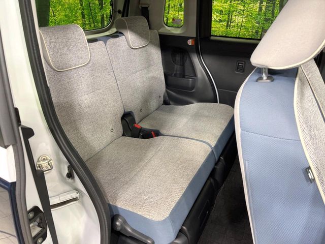 後部座席も気になるようなキズ・汚れやへたり等、大きなダメージはなく、良好な状態です。