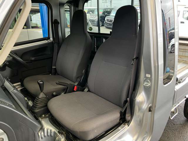 助手席も運転席同様キレイですよ。