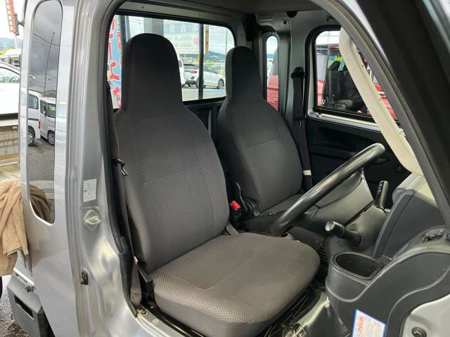 使用頻度の1番多い運転席ですが、シートの破れや切れはございません。
