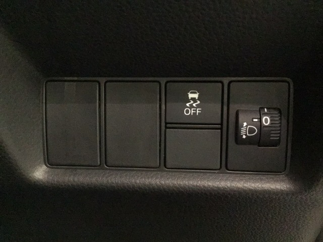 vsa(横滑り補正スイッチ）レベルライザー(ヘッドライトの角度調整）スイッチが有ります。