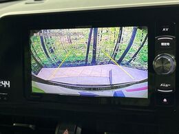 【バックカメラ】駐車時に後方がリアルタイム映像で確認できます。大型商業施設や立体駐車場での駐車時や、夜間のバック時に大活躍！運転スキルに関わらず、今や必須となった装備のひとつです！