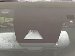 【トヨタセーフティセンス】走行中に前方の車両等を認識し、衝突しそうな時は警報とブレーキで衝突回避と被害軽減をアシスト。より安全にドライブをお楽しみいただけます。