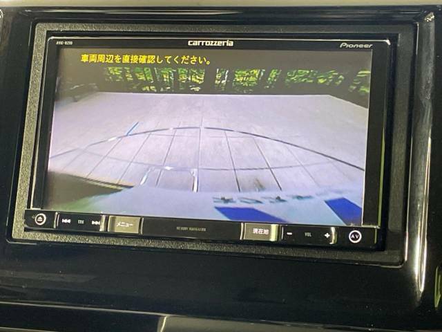 【バックカメラ】駐車時に後方がリアルタイム映像で確認できます。大型商業施設や立体駐車場での駐車時や、夜間のバック時に大活躍！運転スキルに関わらず、今や必須となった装備のひとつです！