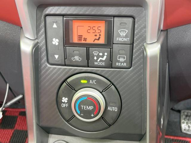 【オートエアコン】一度お好みの温度に設定すれば、車内の温度を検知し風量や温度を自動で調整。暑い…寒い…と何度もスイッチ操作をする必要はありません。快適な車内空間には必須の機能ですね♪