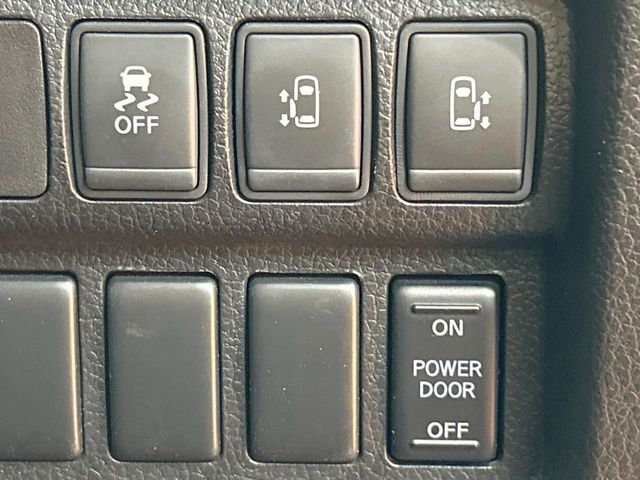 【両側パワースライドドア】スマートキーや運転席のスイッチで後席両側スライドドアの開閉が可能♪電動だから力を入れてドアを開ける必要が無く、小さなお子様でも簡単に開け閉めでき快適です♪