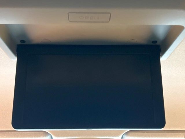 【フリップダウンモニター】大画面モニターで後席でもエンタメをお楽しみいただけます。小さなお子様にも大人気の装備です♪