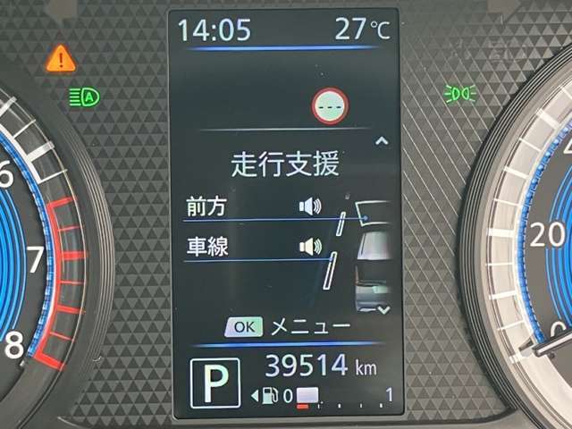スピードメーター上に運転をサポートする様々な情報を表示してくれます。