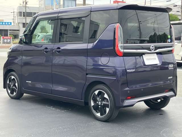 車線逸脱警報、車両が車線をはみ出す可能性がある場合に警報音と警告表示でドライバーに知らせてくれます。