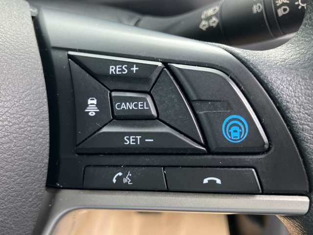 プロパイロット、高速道路や自動車専用道路を運転中にアクセル・ブレーキ・ハンドル操作をクルマがアシストしてくれます。