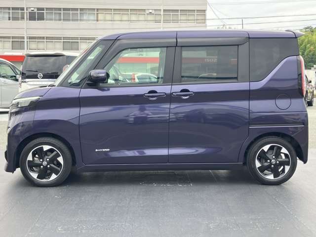 ハンズフリーオートスライドドア、両手が塞がった状態でもスライドドアの下で足先を抜き差しするだけで、スライドドアを自動で開閉することができます。開けるときにも閉めるときにも使える便利な機能です。