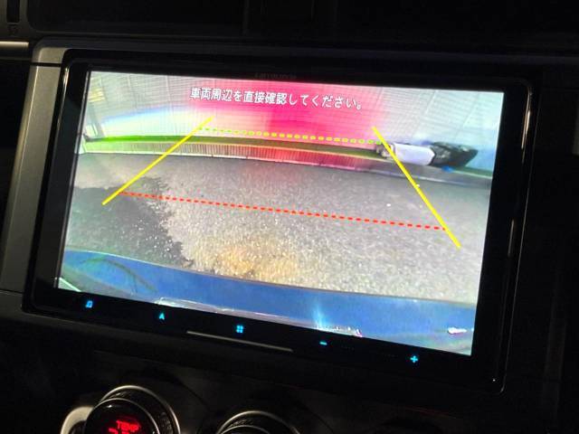 【バックカメラ】駐車時に後方がリアルタイム映像で確認できます。大型商業施設や立体駐車場での駐車時や、夜間のバック時に大活躍！運転スキルに関わらず、今や必須となった装備のひとつです！