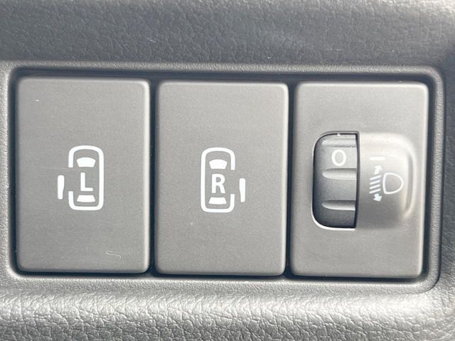 【両側パワースライドドア】スマートキーや運転席のスイッチで後席両側スライドドアの開閉が可能♪電動だから力を入れてドアを開ける必要が無く、小さなお子様でも簡単に開け閉めでき快適です♪