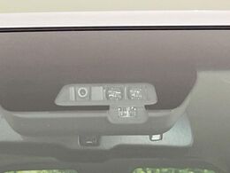 【三菱e-Assist】走行中に前方の車両等を認識し、衝突しそうな時は警報とブレーキで衝突回避と被害軽減をアシスト。より安全にドライブをお楽しみいただけます。