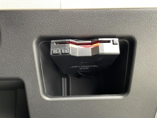 【ETC】有料道路を利用する際に料金所で停止することなく通過できる、ETC車載器（ノンストップ自動料金収受システム機器）が装備されています。セットアップを行うことで利用可能になります。