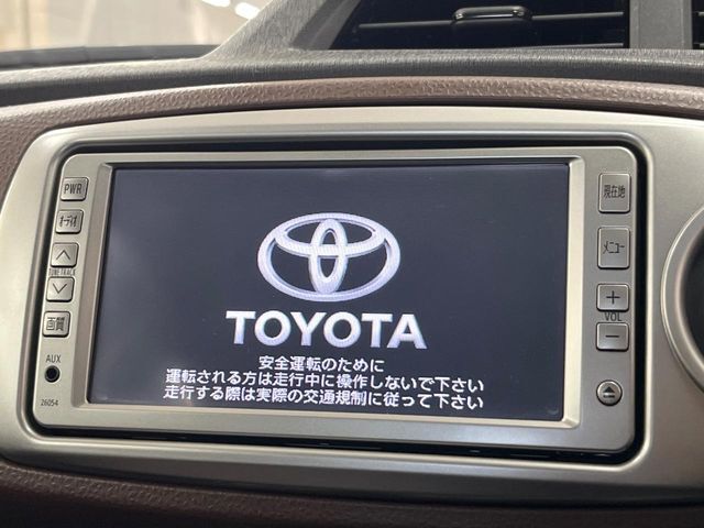 【純正ナビ】人気の純正ナビを装備しております。ナビの使いやすさはもちろん、オーディオ機能も充実！キャンプや旅行はもちろん、通勤や買い物など普段のドライブも楽しくなるはず♪