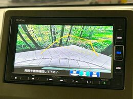 【バックカメラ】駐車時に後方がリアルタイム映像で確認できます。大型商業施設や立体駐車場での駐車時や、夜間のバック時に大活躍！運転スキルに関わらず、今や必須となった装備のひとつです！